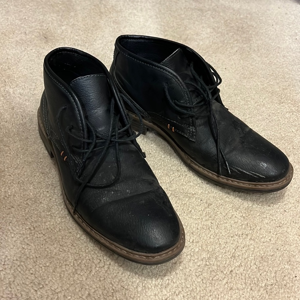 Mens black dress shoes. Lace up. Size 8.